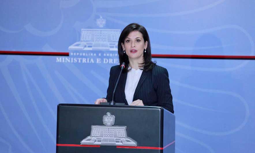 Gjonaj paralajmëron regjistruesin dhe 5 punonjës të Hipotekës në Lushnje