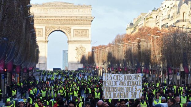 Blindohet Franca me policë, protestat “shkundin” qeverinë Macron