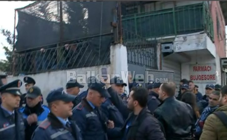 ‘Unaza e Madhe’/ Laprakë, tensione me policinë, banorët kundërshtojnë prishjen e banesave