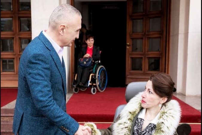 Meta, institucioneve: Ndërtoni infrastrukturë për personat me aftësi të kufizuara