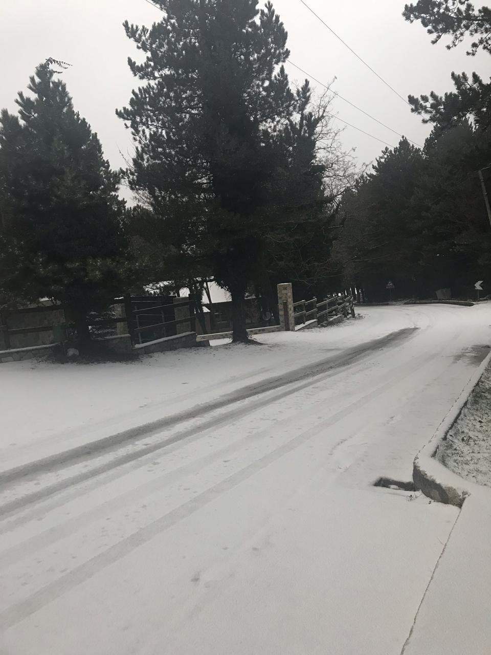 Dëbora pushton Llogaranë, vështirësi në qarkullim (FOTO)