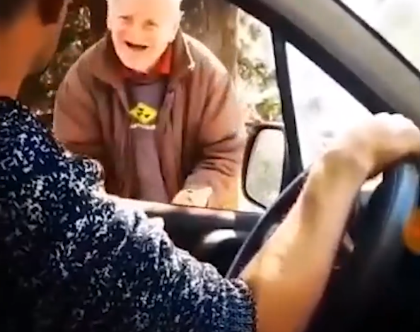 VIDEO/ Tiranë, lypësi del për një copë bukë, djali ndal makinën dhe tallet rëndë