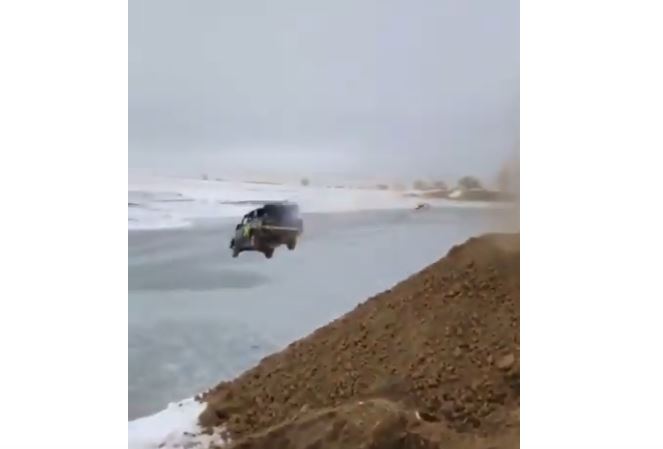 VIDEO/ Makina përfundon në lumin e ngrirë, gara kthehet në makth