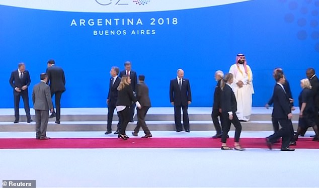 Video/ Princin saudit e injorojnë gjatë fotos në samitin e G20