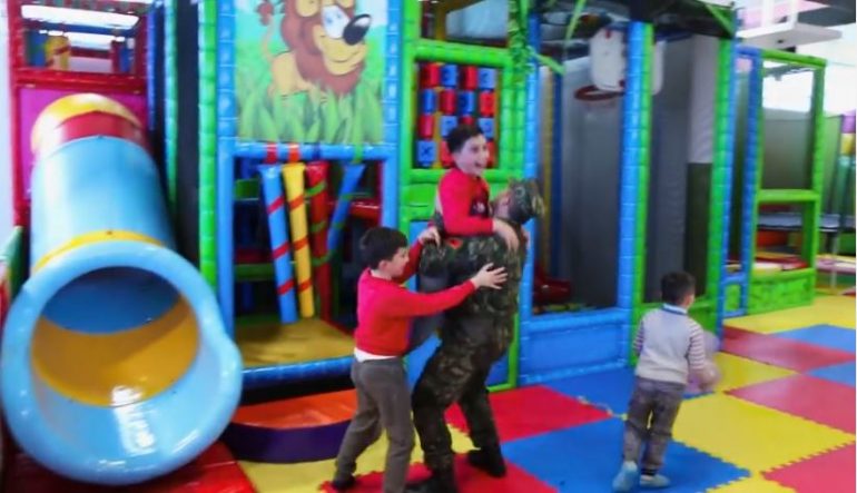 VIDEO/ Rreshteri kthehet nga Afganistani, surprizon dy djemtë dhe gruan