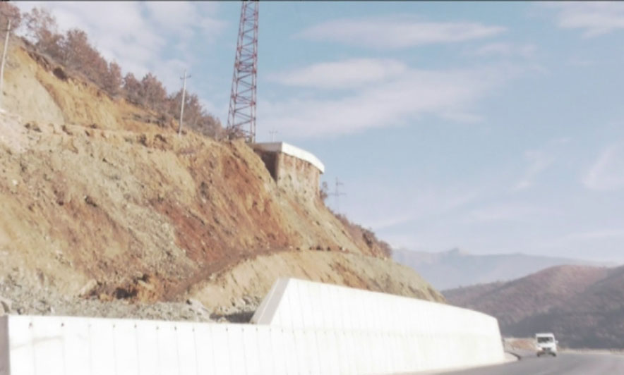 Bulqizë, punimet në rrugë, rrezikon të bjerë shtylla e tensionit të lartë