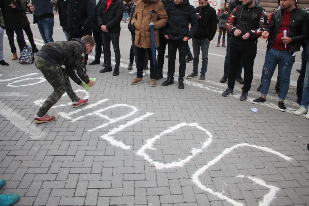 Studentët shkruajnë me miell para kryeministrisë: Jo dialog