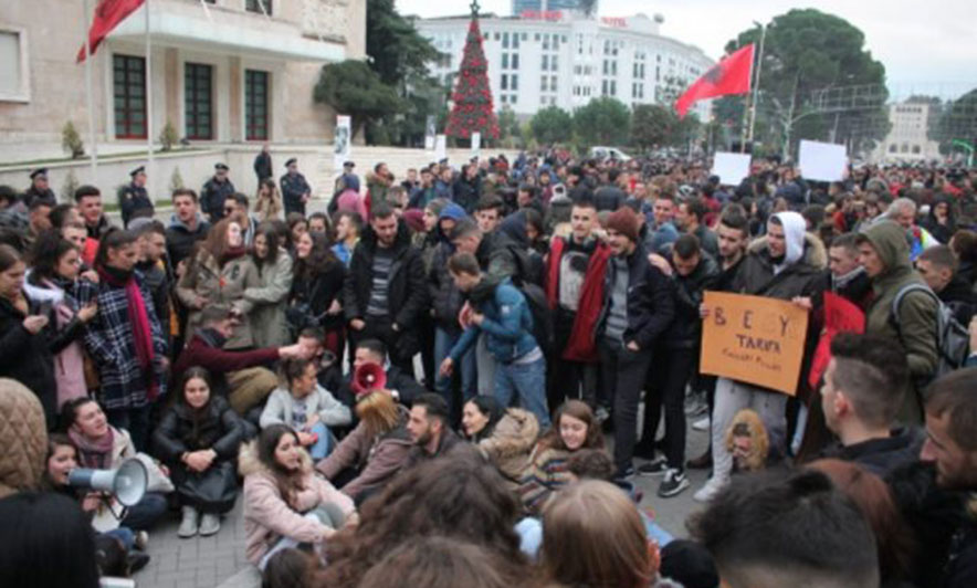 Studentët sërish në protestë, shpallin “non grata” Bashën dhe Kryemadhin