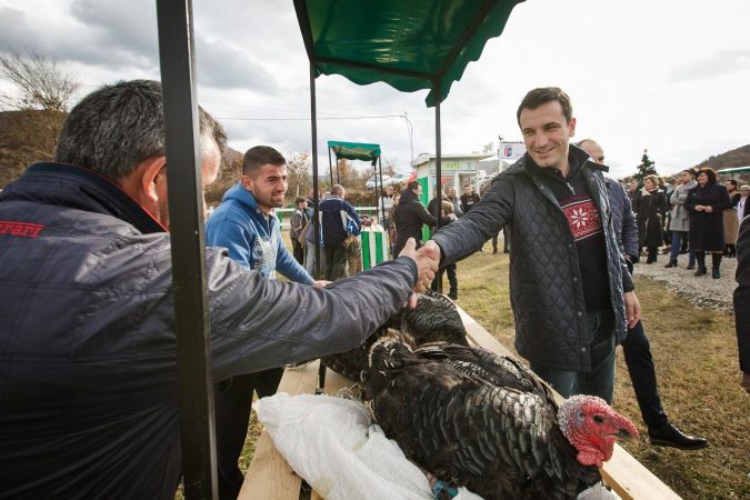Festat e fundvitit/ Tregu i shpendëve të gjalla hapet në Baldushk
