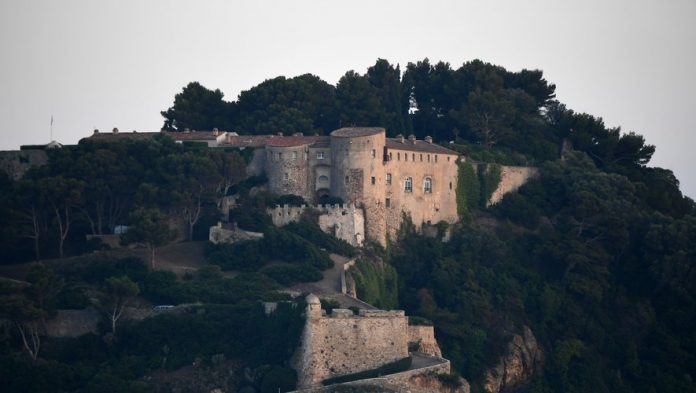 “Jelekverdhët” tentojnë të zaptojnë rezidencën e Macron