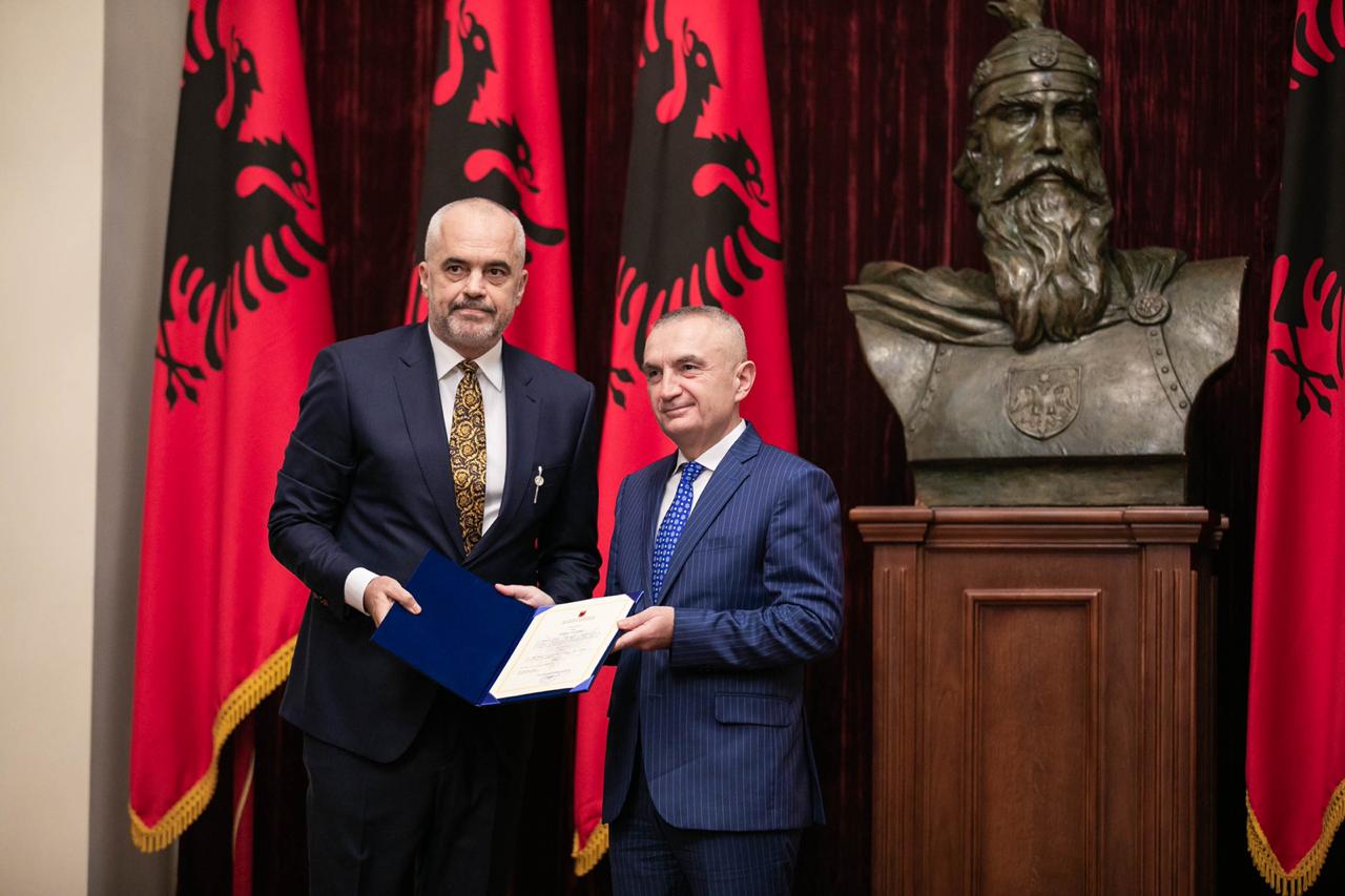 VIDEO/ Ceremonia e “ngrirë” 10 minutëshe e betimit të Ramës para Metës