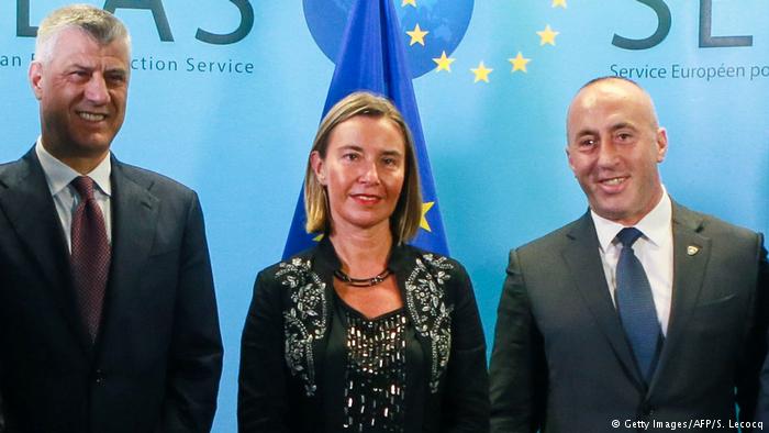 DW: Dialogu dhe taksa fut në kaos politikën kosovare