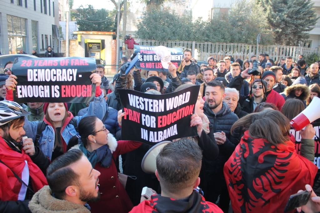 Një grup studentësh zhvendosen para ambasadës së SHBA