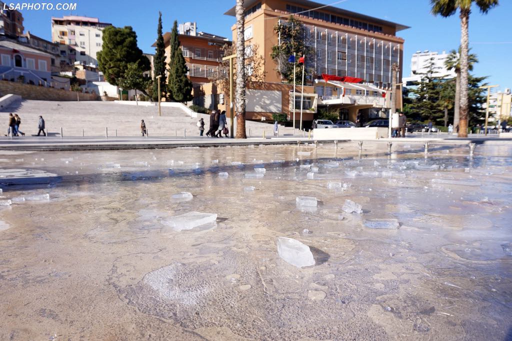 FOTOT/ Akull në Durrës, shatervani kthehet në ‘pistë patinazhi’