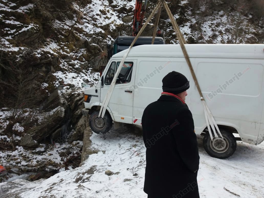 Ngricat në rrugë, përfundon në humnerë një furgon në Krujë