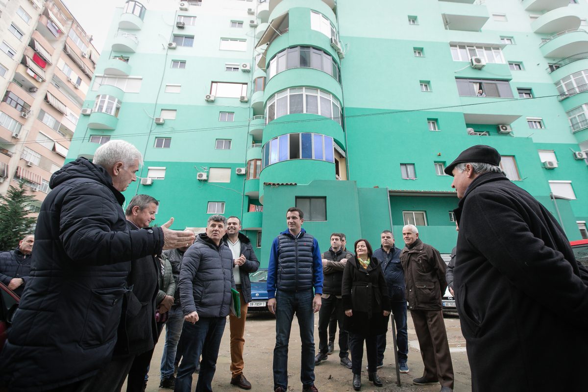 Rikonstruktohen krejt godinat e pallateve “Hawai”