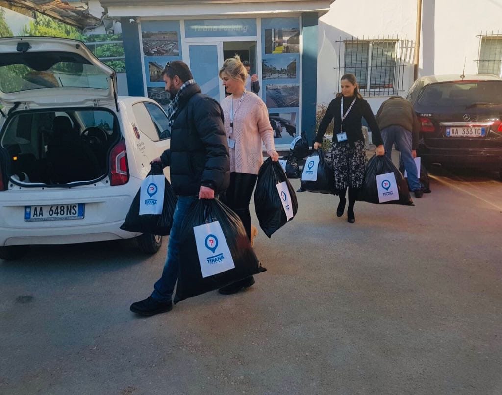 Moti i ftohtë, Tirana Parking shpërndan ndihma për njerëzit në situatë rruge
