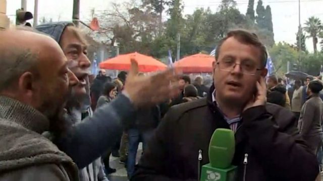 Protesta në Athinë, korrespondenti i shqiptar sulmohet në lidhje direkte