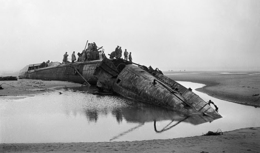 Lufta e Parë/Anija e fundosur gjermane del në brigjet e Francës