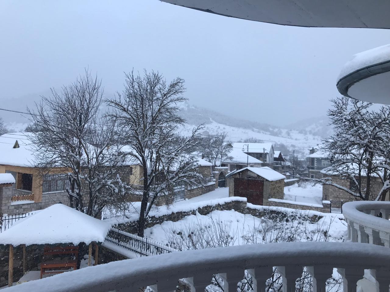 Korça mbulohet e gjitha nga dëbora, probleme në qarkullim