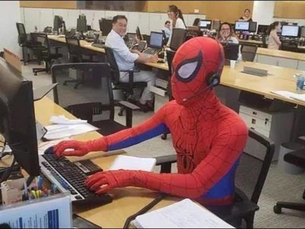 VIDEO/ Ditën e fundit të punës shkon në zyrë i veshur si Spiderman