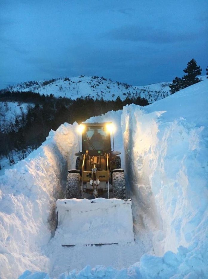 Fushë-Arrëz/ Vijojnë punimet për pastrimin segmentit rrugor në Iballë nga bora