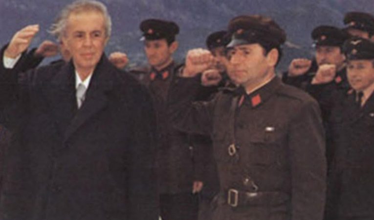 Kiço Mustaqi, ish-ministri shqiptar i mbrojtjes që punoi 16 vjet roje objekti në Athinë