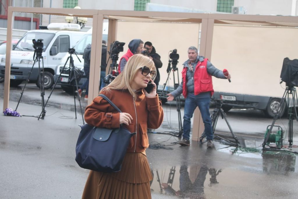 FOTOT/ Luftë në sallë, të buzëqeshur jashtë seance; çfarë nuk u pa nga Kuvendi