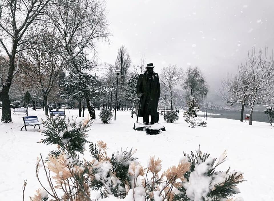 FOTOT/ Pamje fantastike, bora zbardh qytetet shqiptare