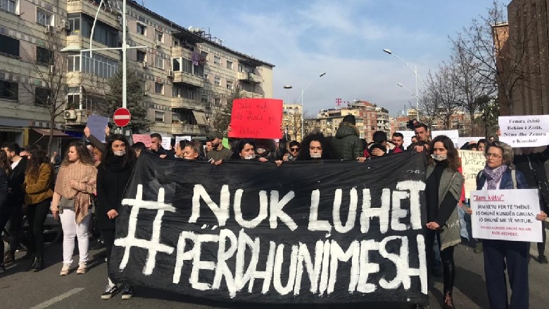 Abuzimi me minorenen në Kavajë, aktivistët protestë para MAS dhe Policisë