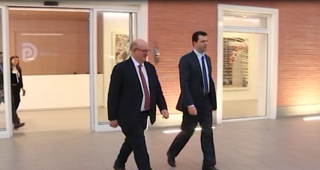 Ndërkombëtarët, në lëvizje! Ambasadori britanik takohet me Bashën