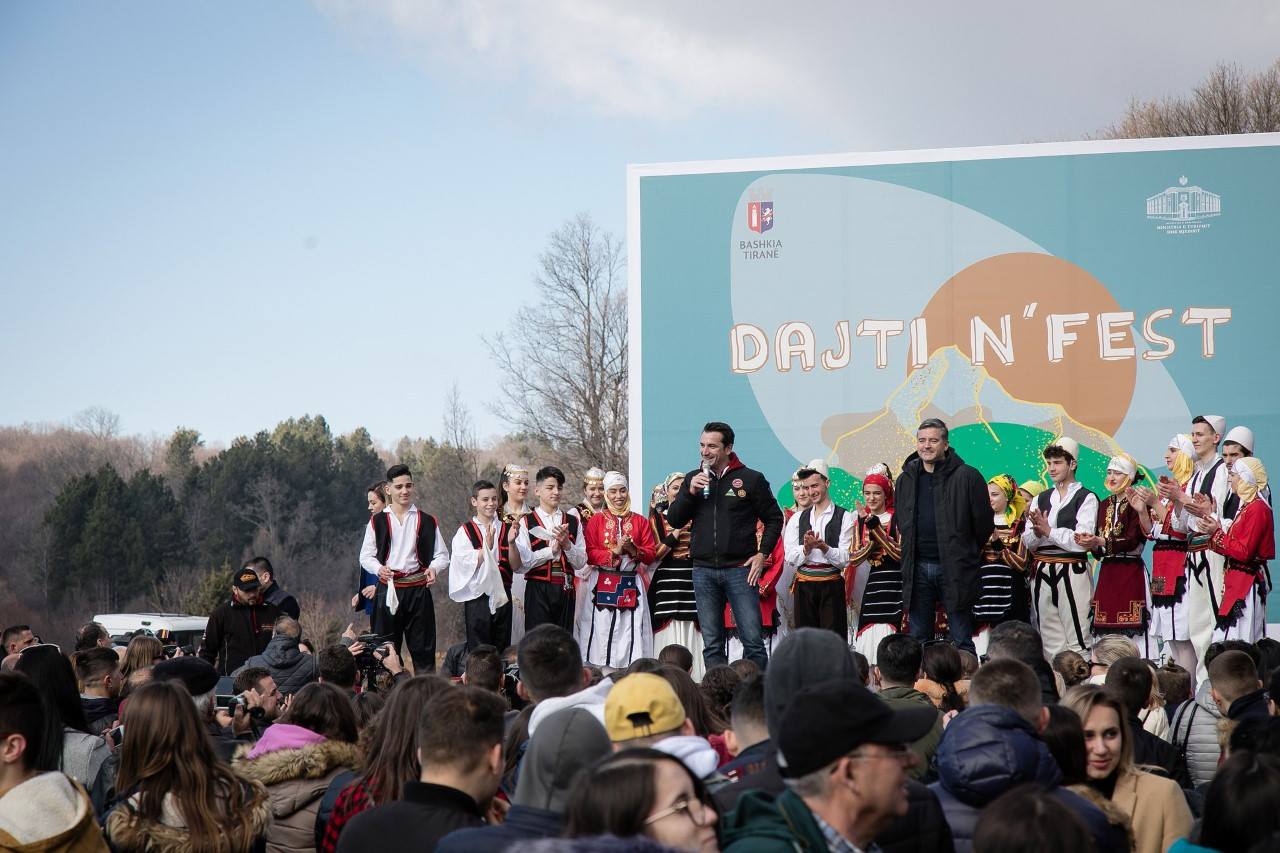 Veliaj dhe Klosi organizojnë “Dajti n’Fest”: Dallandyshe e parë e pranëverës, do ketë 210 festa lokale në gjithë vendin