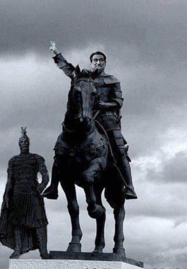 FOTOT/ Memet e fundjavës dërrmojnë politikanët