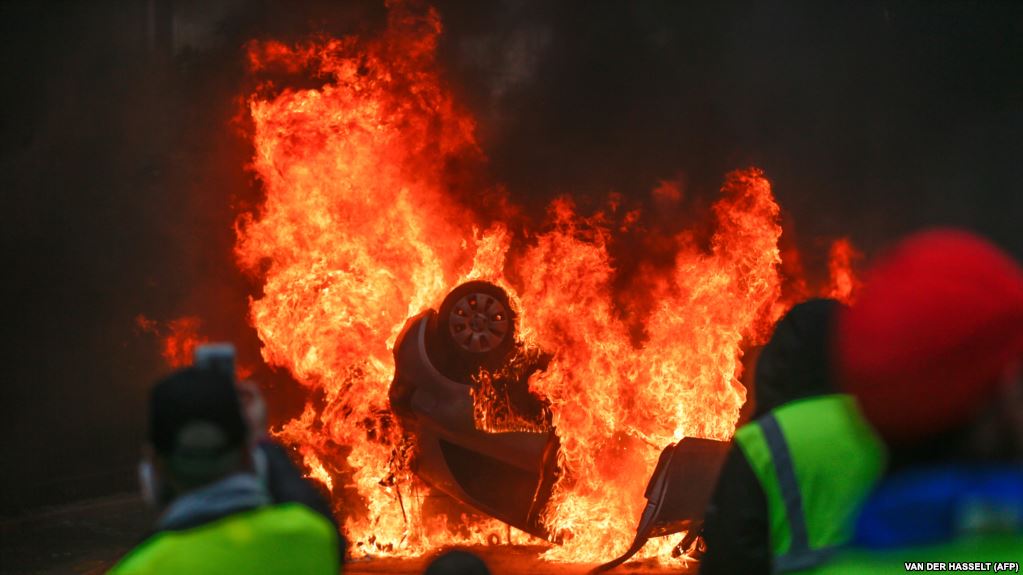 Rritet presioni ndaj Macron, “Xhaketat e Verdha” vazhdojnë me protestat masive në Francë
