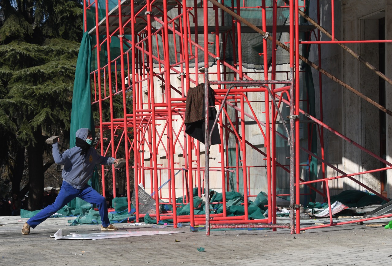 FOTOT/ “Don Kishotët” e opozitës, lufta me derën e Kryeministrisë