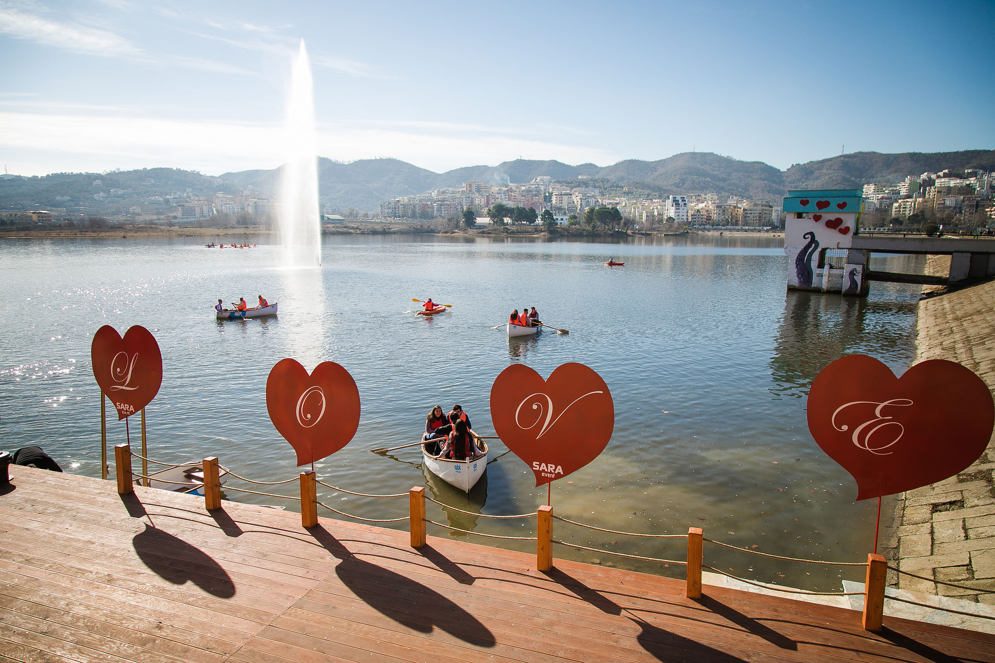 Foto nga Liqeni i Tiranës, Moli i Dashurisë përurohet për “Shën Valentin”