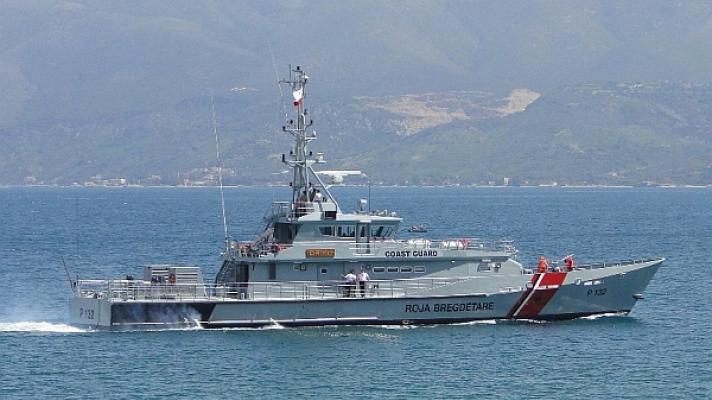 Pësoi defekt/ Roja bregdetare shqiptare ndihmon Veljeren nga Kroacia