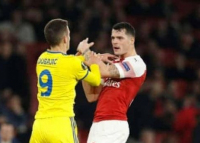 VIDEO/ Granit Xhaka sherr në fushë me futbollistin serb