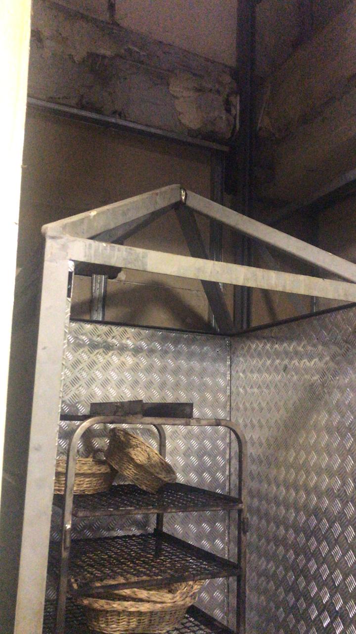 FOTO/ Tiranë, ashensori që ra në bodrum ishte i një biznesi dhe jo i pallatit