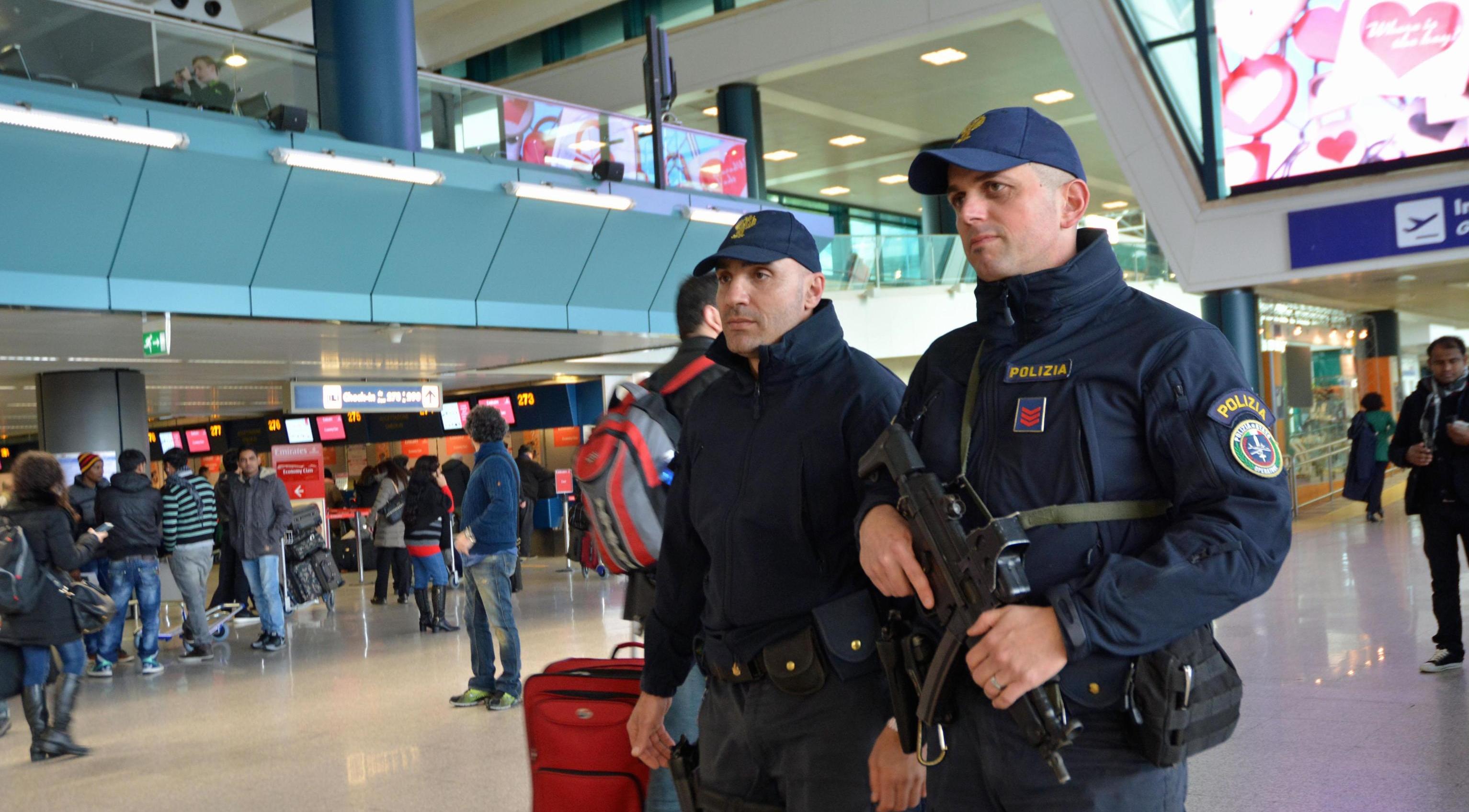 Trafikonin fëmijë drejt Italisë, pranga punonjësit të kompanisë ajrore dhe të birit