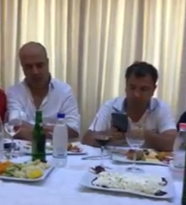 Salianji publikon një video: Ja Dako me 7 të dënuar në tavolinë!