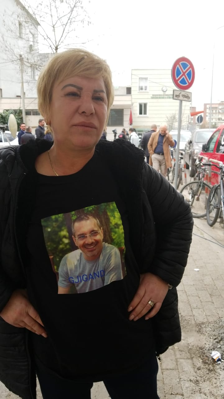 Fanset e Saimir Tahirit, në gjykatë me bluza të stampuara (FOTO)