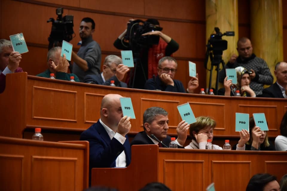 Bashkia e Tiranës jep 600 bursa vjetore për nxënësit, ja kush përfiton 