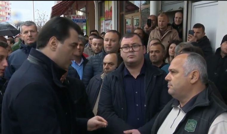 Lushnje/ Basha: Qeveria ju grabit, prandaj jeni zhytur në varfëri!