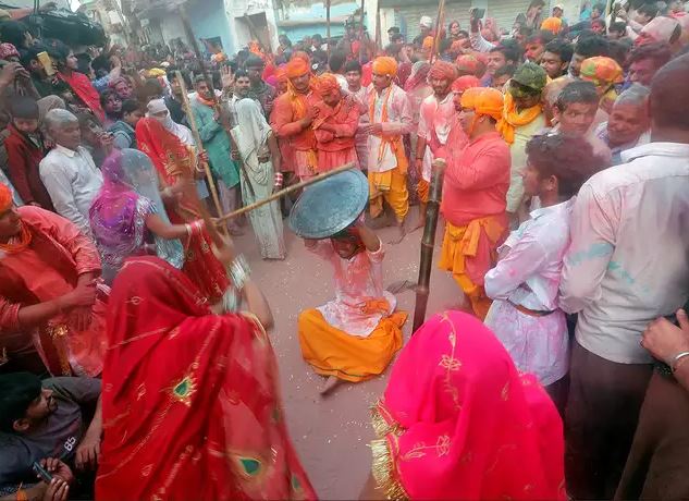 Rituali i veçantë, gratë i bëjnë ‘pistil’ burrat në mes të rrugës