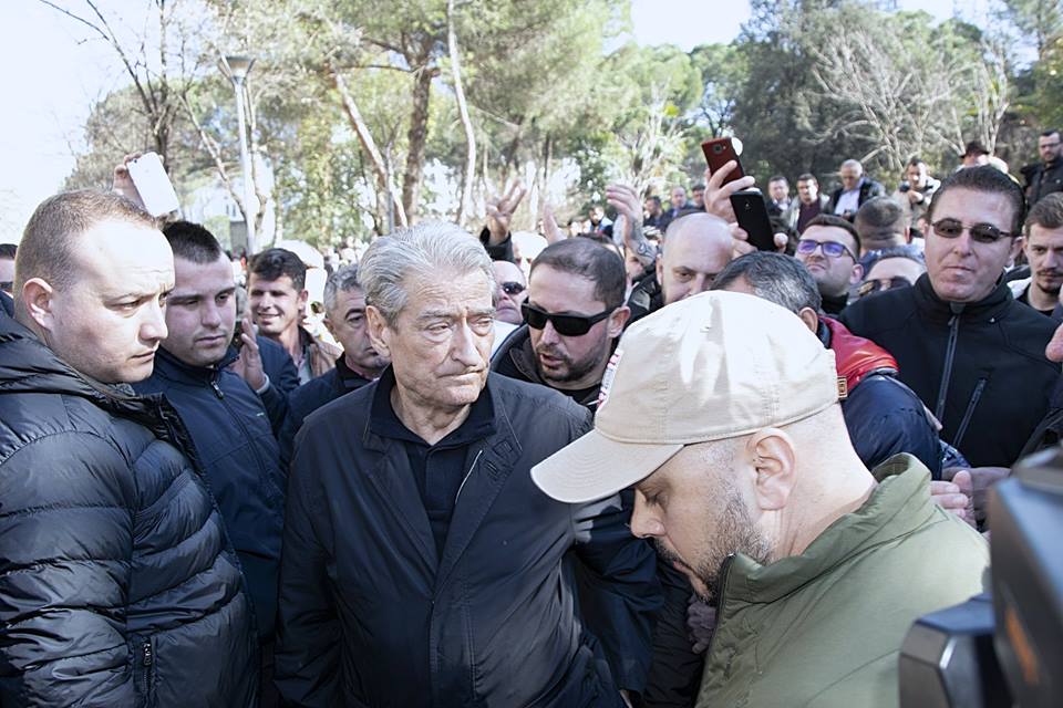 “New York Times”: Sali Berisha, në opozitë, gjithnjë kërkon destabilizimin e vendit