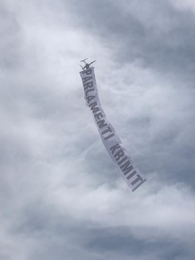 (VIDEO) PD rikthen dronët, ja parrulla që ngriti para Kuvendit