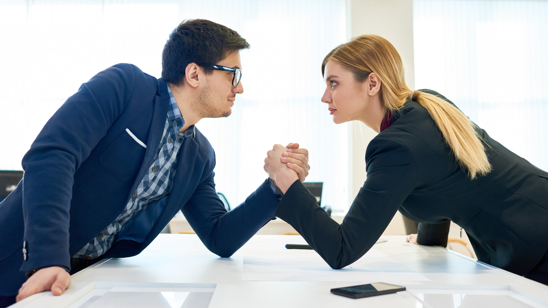 Femrat shqiptare përballë meshkujve, pagat, biznesi dhe përfaqësimi në politikë