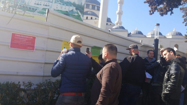 PD rikthehet para Kuvendit, të rinjtë hedhin shashka drejt Gardës