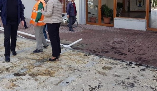 FOTO / Range Rover në Berat përfundon në… stadium!